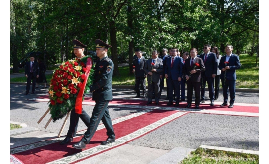 УИХ-ЫН ДАРГА Г.ЗАНДАНШАТАР ТЭРГҮҮТЭЙ ТӨЛӨӨЛӨГЧИД “ЯЛАЛТАД ТЭМҮҮЛСЭН МОРЬД” ХӨШӨӨНД ЦЭЦЭГ ӨРГӨЛӨӨ