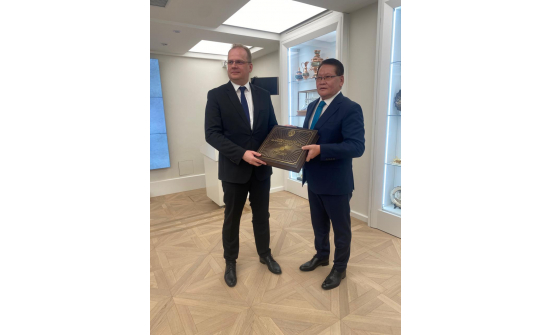 ЭЛЧИН САЙД Ө.ЭНХТҮВШИН “ДЭЛХИЙН ХОЁРДУГААР ДАЙНД МОНГОЛЫН УЛСЫН БАЙГУУЛСАН ГАВЬЯА” НОМЫН НЭЭЛТИЙН АРГА ХЭМЖЭЭНД ОРОЛЦОВ.